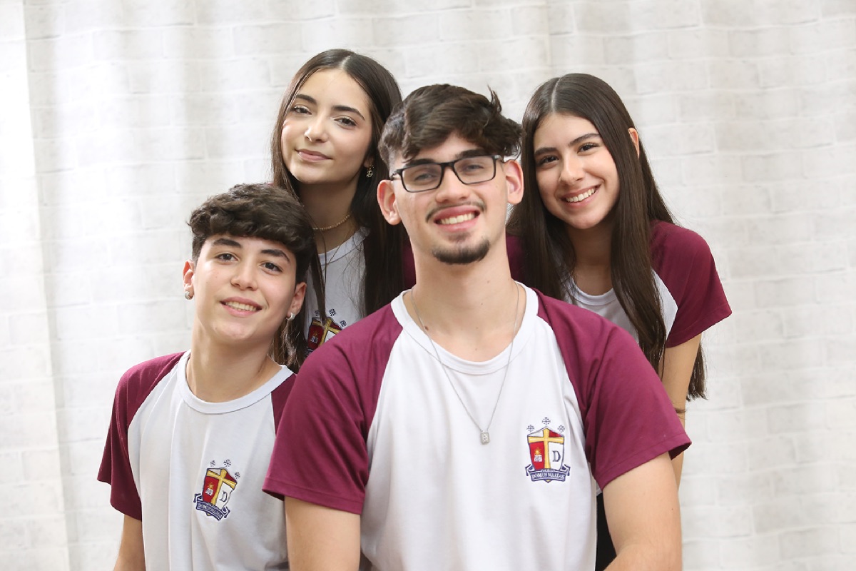 Alunos do Colégio Domus Mariae sorrindo